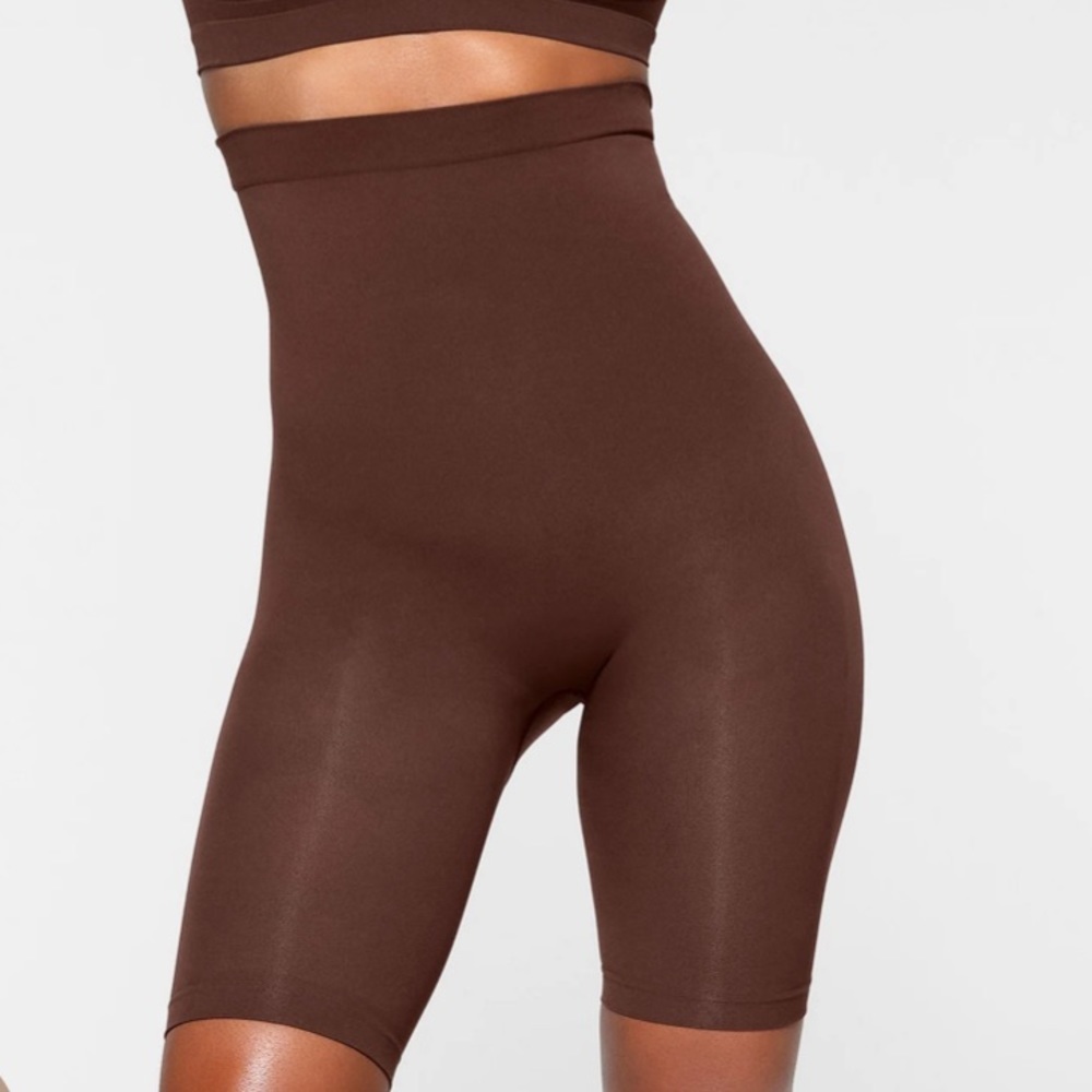 SKIMS / NTW SEAMLESS SCULPT HIGH-WAISTED ABOVE THE KNEE SHORT, Cocoa brown color